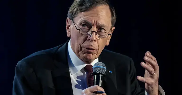 সিআইএর সাবেক পরিচালক জেনারেল ডেভিড পেট্রেয়াস